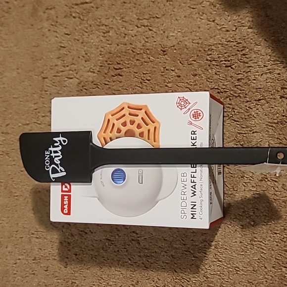 Dash mini waffle maker + free gift with purchase - Picture 5 of 5